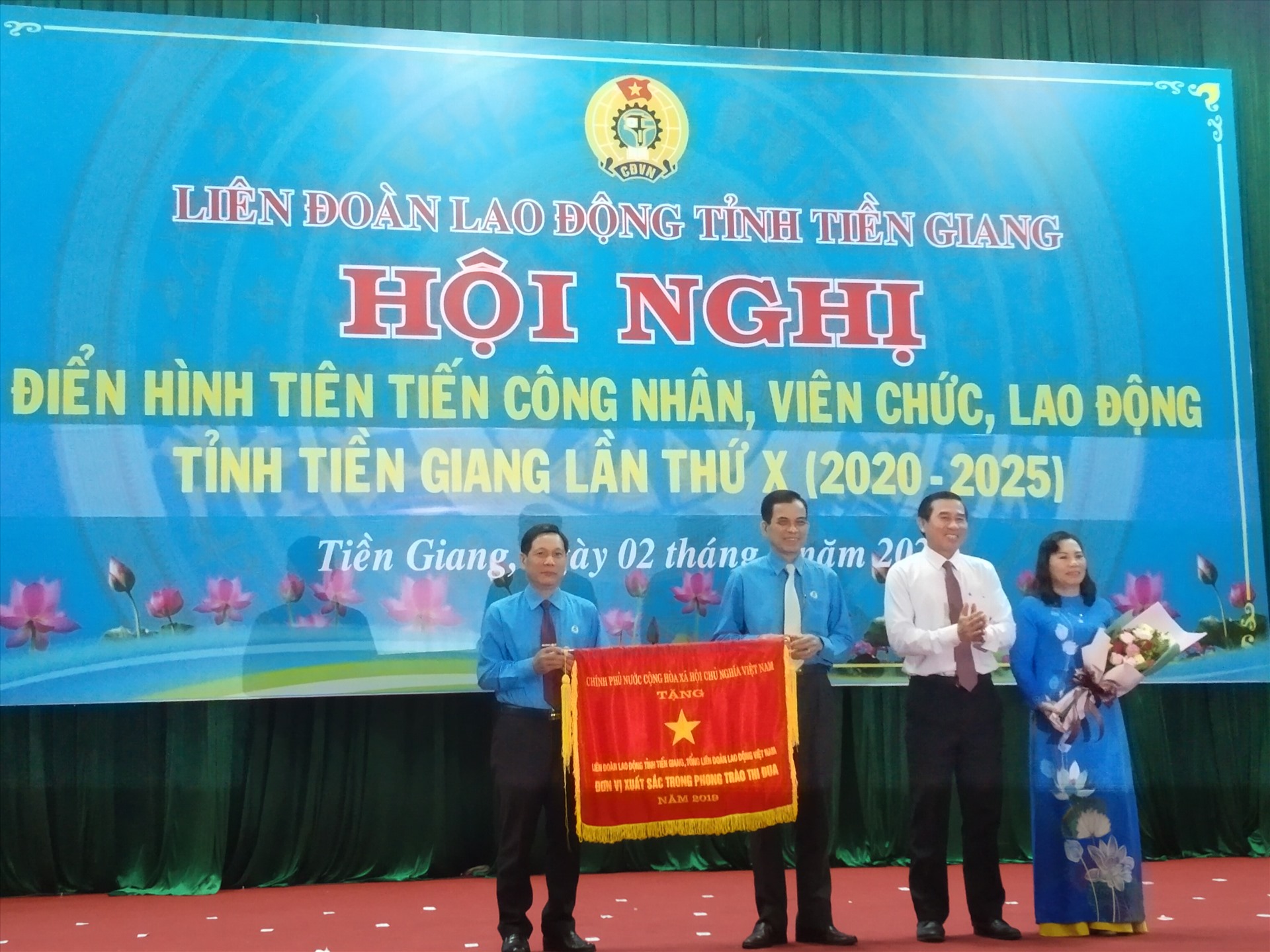 Chủ tịch UBND tỉnh Tiền Giang trao Cờ thi đua xuất sắc của Chính phủ cho LĐLĐ tỉnh Tiền Giang. Ảnh: K.Q