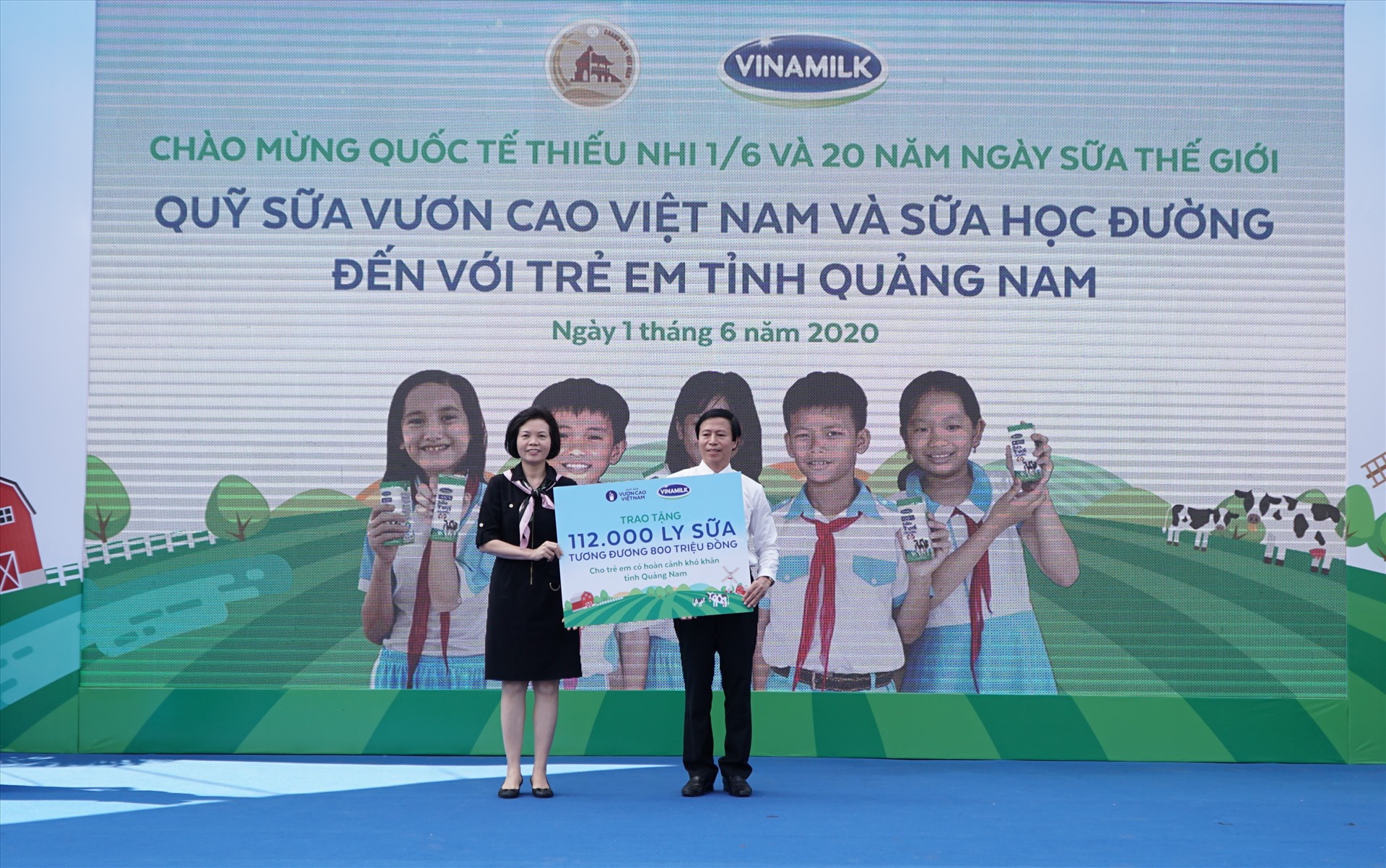 Đại diện Vinamilk trao tặng bảng tượng trưng 112.000 ly sữa từ Quỹ sữa Vươn cao Việt Nam cho trẻ em của tỉnh Quảng Nam.