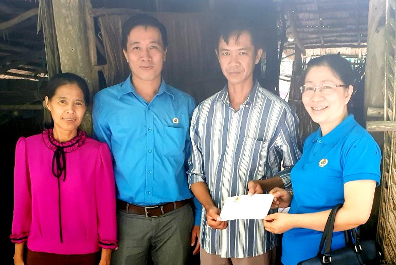 LĐLĐ huyện Cờ Đỏ (TP.Cần Thơ) trao hỗ trợ cho đoàn viên Công đoàn bị ảnh hưởng do mưa, giống lốc. Ảnh: Thành Nhân