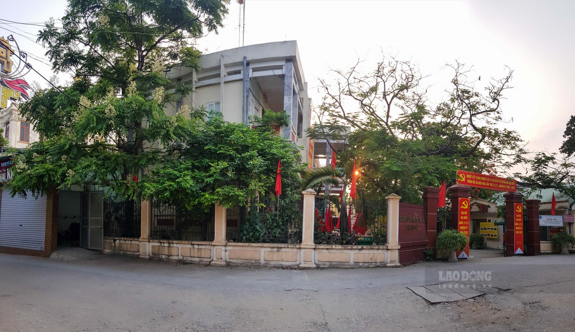 Không chỉ vậy theo phản ánh, trụ sở UBND xã Hữu Hoà cũng để cho một số hộ gia đình liền kề lấn chiếm đất trụ sở để sử dụng vào mục đích riêng.