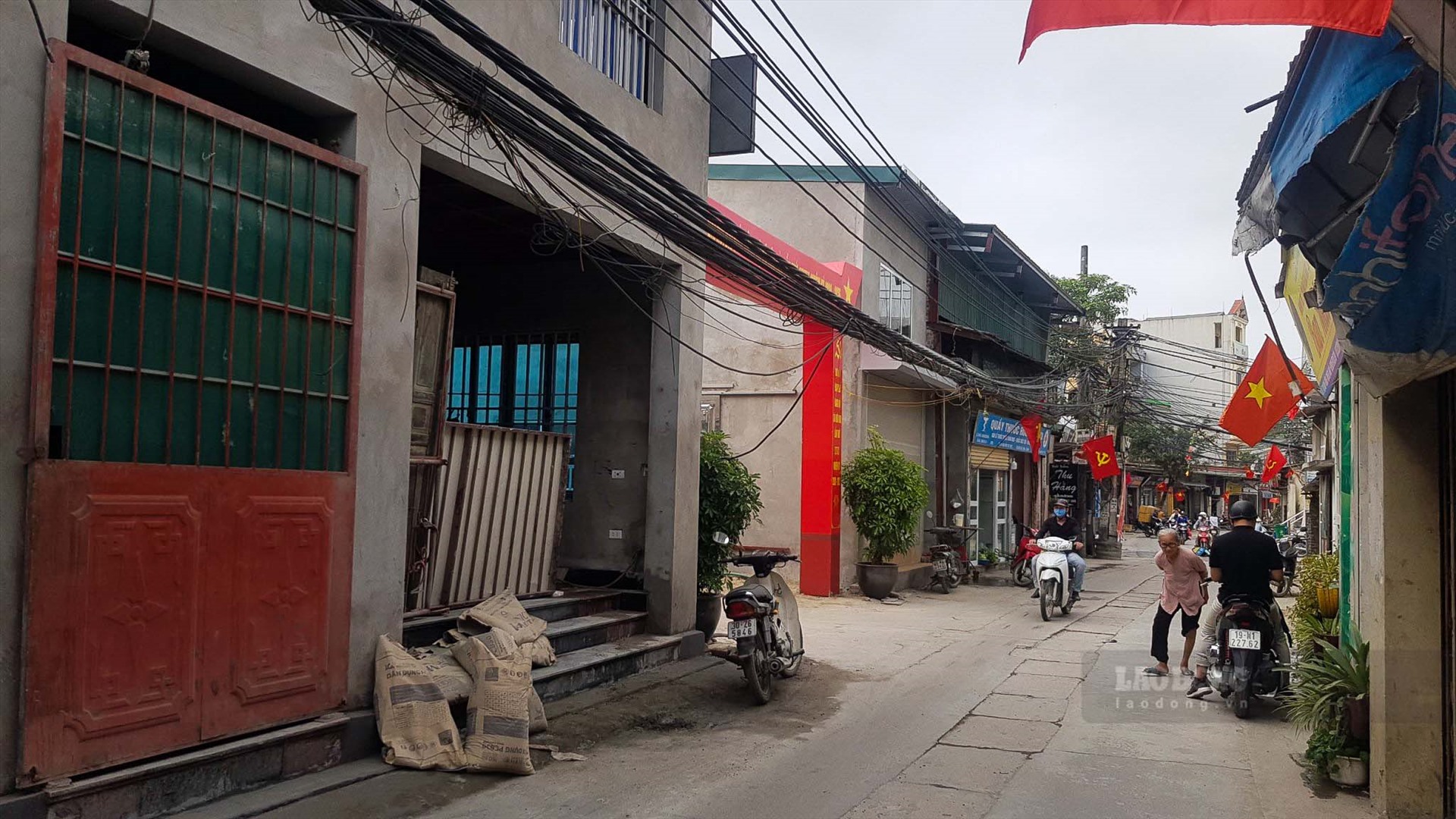Phản ánh tới Lao Động, trên địa bàn thôn Hữu Từ, có nhiều công trình không phép, lấn chiếm đất công, tồn tại gần chục năm nay nhưng chính quyền không hề xử lý.