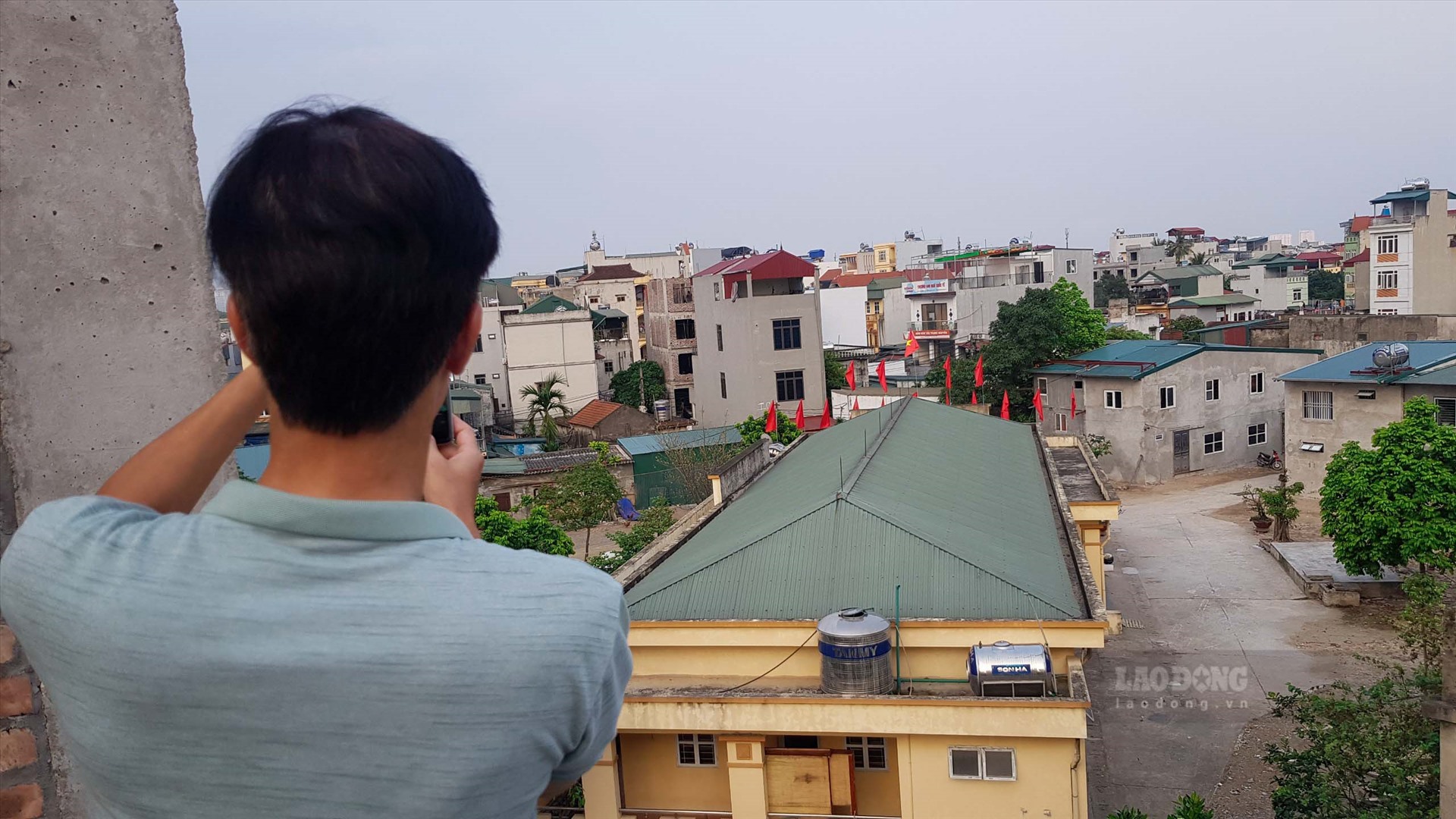 Anh H, người dân thôn Hữu Từ cho biết, việc xây nhà lấn chiếm nhà văn hoá thôn diễn ra ngang nhiên, khiến cư dân sống xung quanh bức xúc. “Chúng tôi nhiều lần phản ánh, kiến nghị lên các cơ quan chức năng và chính quyền địa phương. Song, cho đến nay vụ việc vẫn chưa được giải quyết dứt điểm.