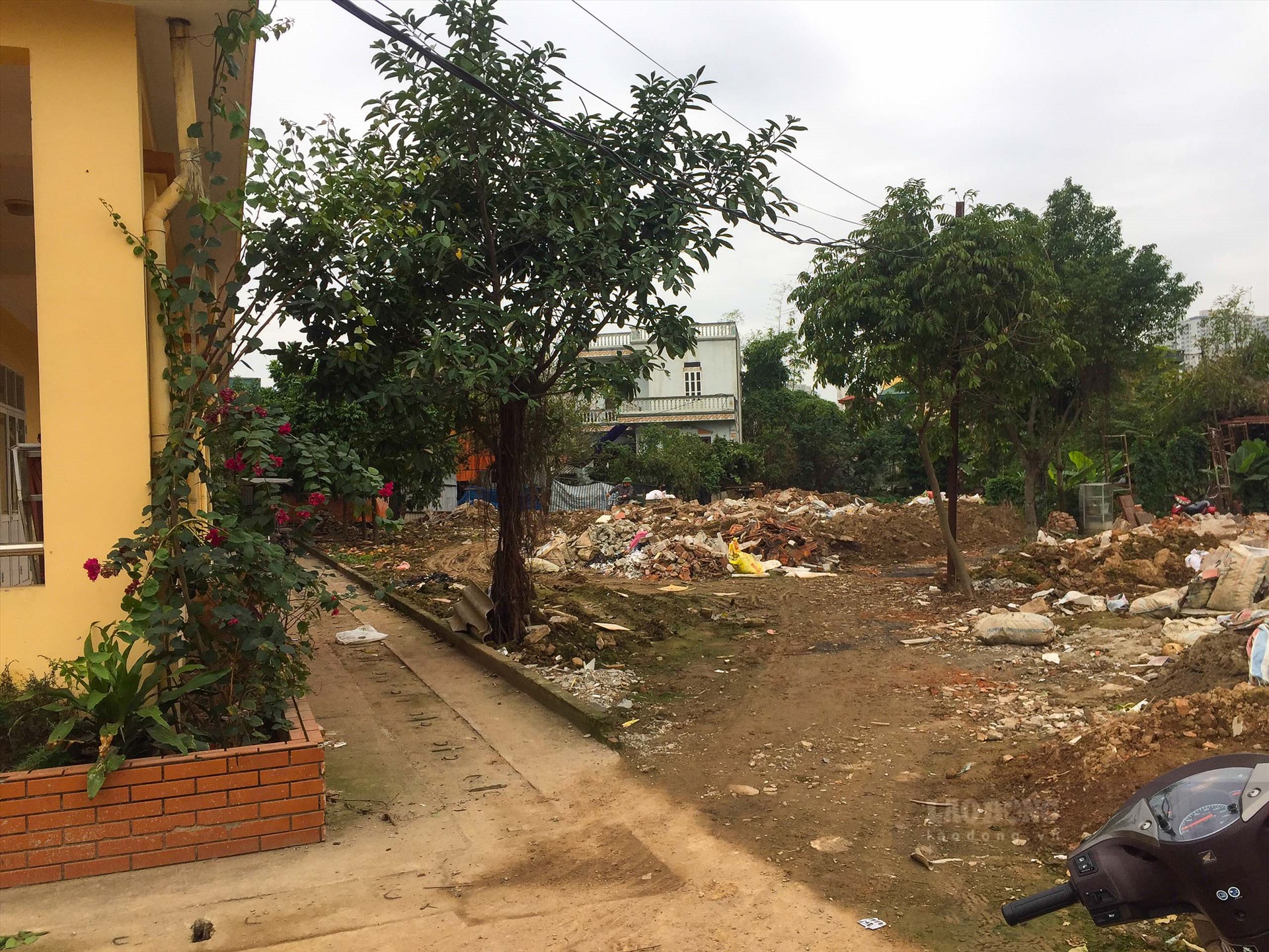 Nhiều người dân cho biết, không những UBND xã Hữu Hoà không xử lý dứt điểm, mà cuối tháng 3, đầu tháng 4.2020, những hộ dân lấn chiếm đất nhà văn hoá còn đập nhà cũ, xây dựng nhà mới khang trang hơn.