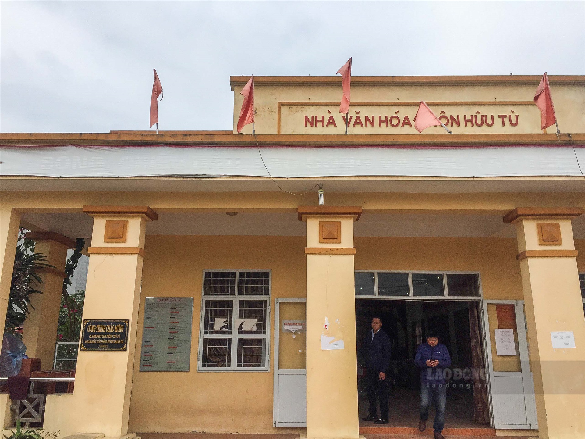 Theo đó, đến nay UBND xã Hữu Hoà vẫn chưa bàn giao nhà văn hoá cho nhân dân đi vào sử dụng. Do chưa bàn giao cho thôn, đất của nhà văn hoá không quản lý được đã để những gia đình liền kề xây dựng, lấn chiếm một phần diện tích, dẫn đến lấp cảnh quan nhà văn hoá từ nhiều năm qua.