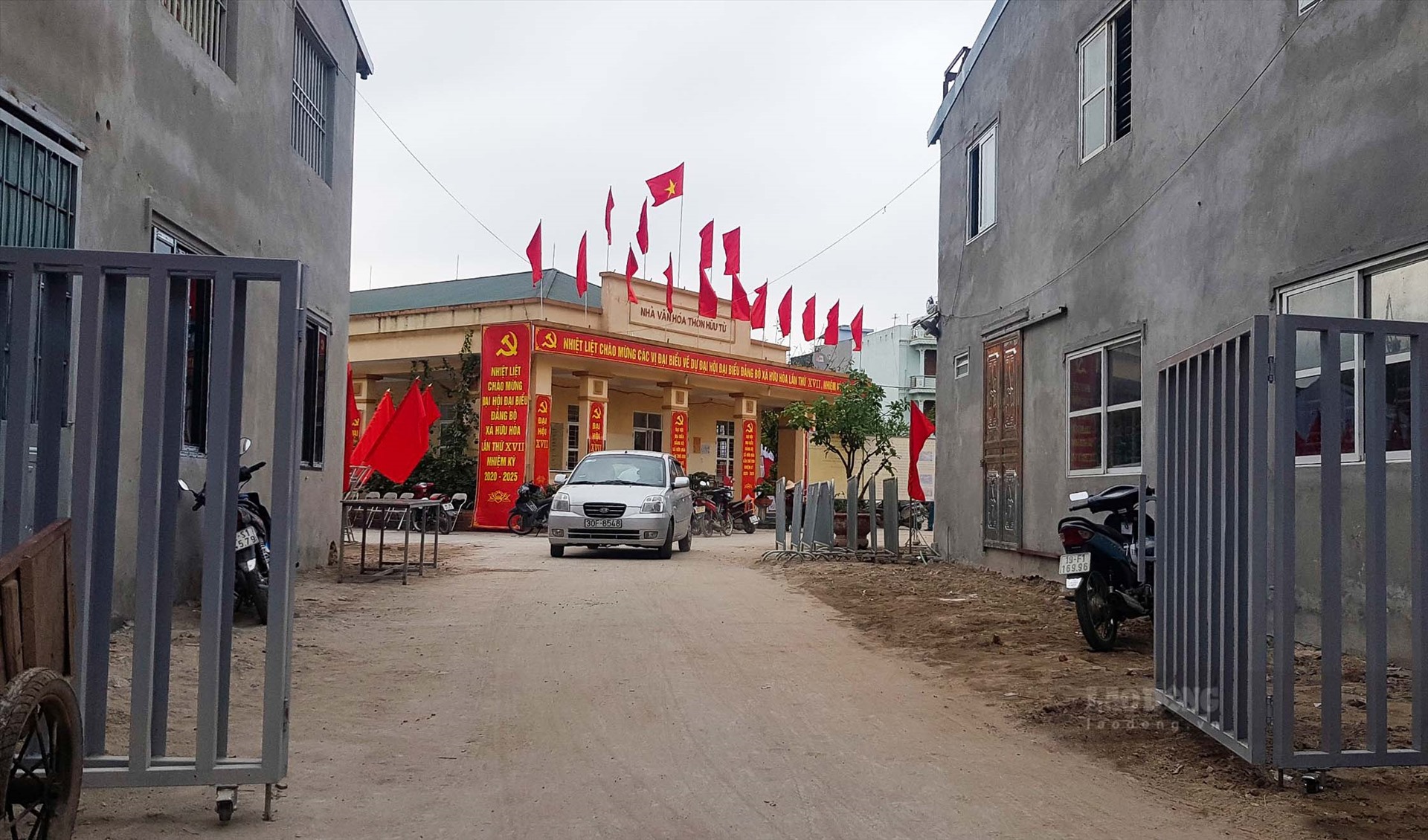 Bên cạnh đó, Chủ tịch UBND xã Hữu Hòa còn cho biết, sai phạm đất đai trên địa bàn xã đã qua tất cả ba đời chủ tịch, vi phạm đầu tiên từ năm 1992 và bản thân ông cũng từng phải ra hầu tòa vì kiện hành chính. “Tôi cũng bức xúc chứ không phải không. Không phải riêng ở đấy, mà còn nhiều những điểm khác bị lấn chiếm từ nhiều thế hệ. Vì tôi nói sức của tôi có hạn, không thể làm tràn lan ra được“, ông Chúc nói.