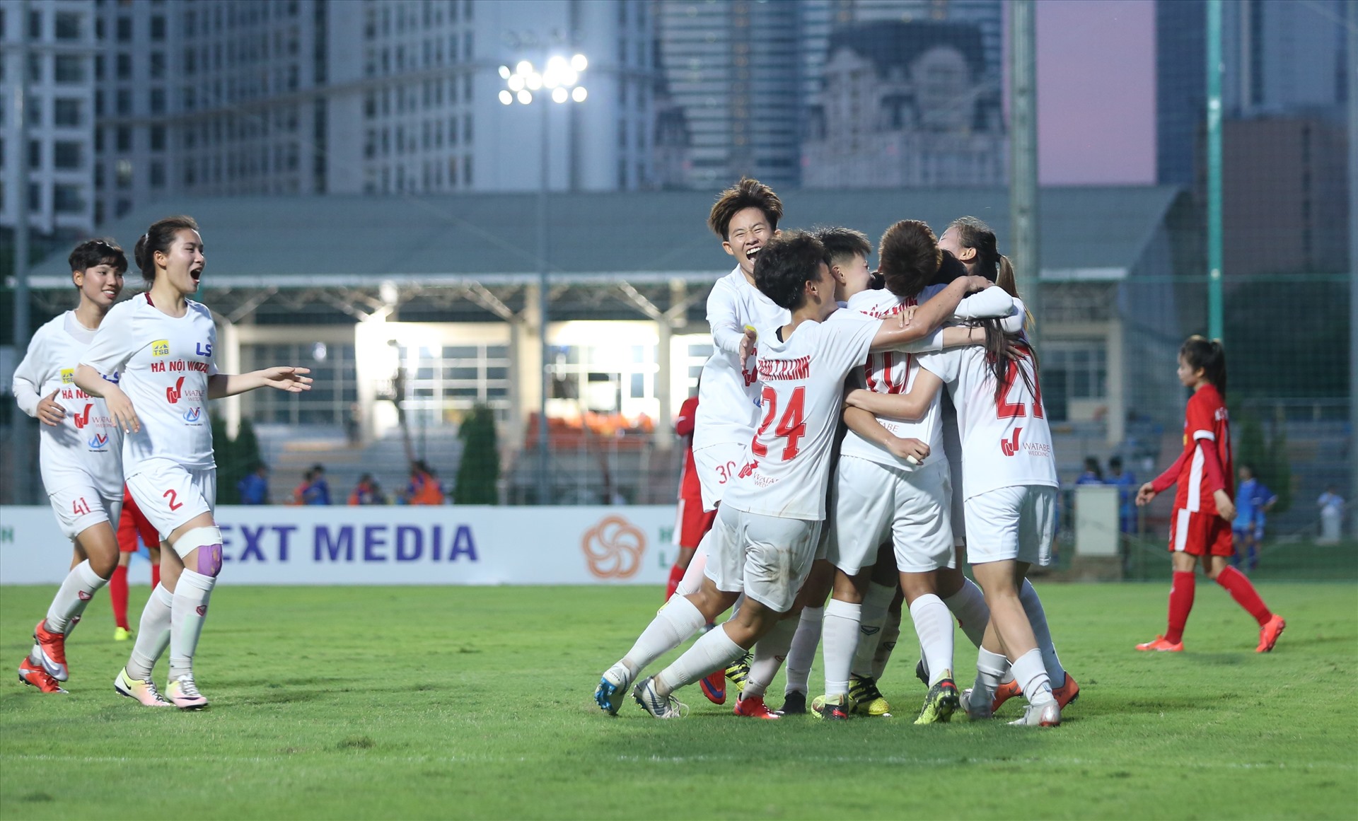 U19 nữ Hà Nội Watabe ăn mừng bàn thắng quyết định ở phút 90 của Nguyễn Thị Thanh Nhã. Ảnh: THU LUYẾN