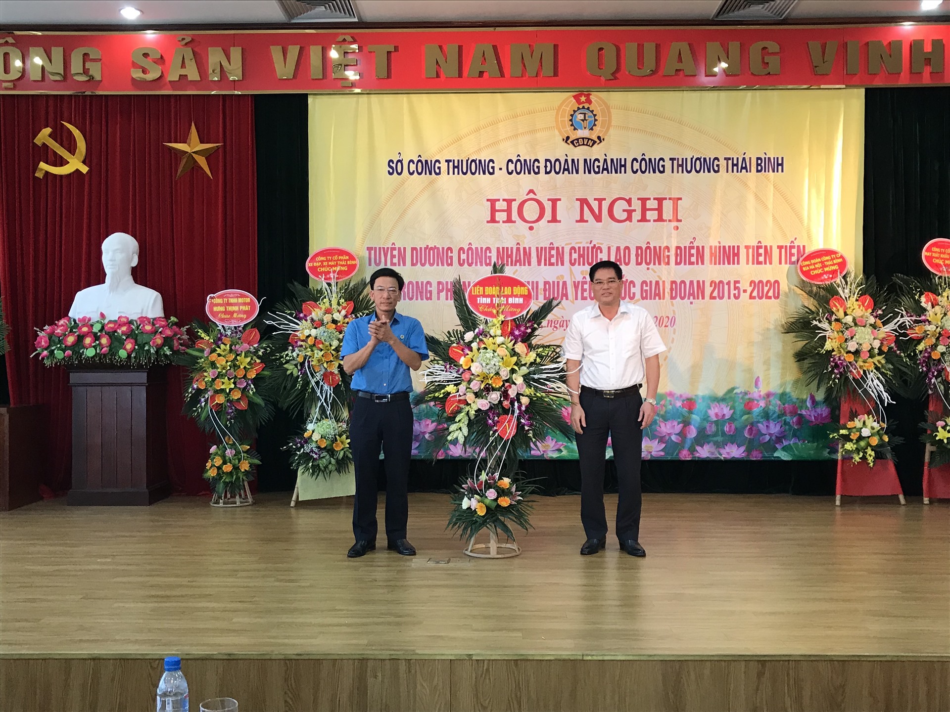 Lãnh đạo LĐLĐ tỉnh tặng hoa chúc mừng tại hội nghị. Ảnh: Bá Mạnh