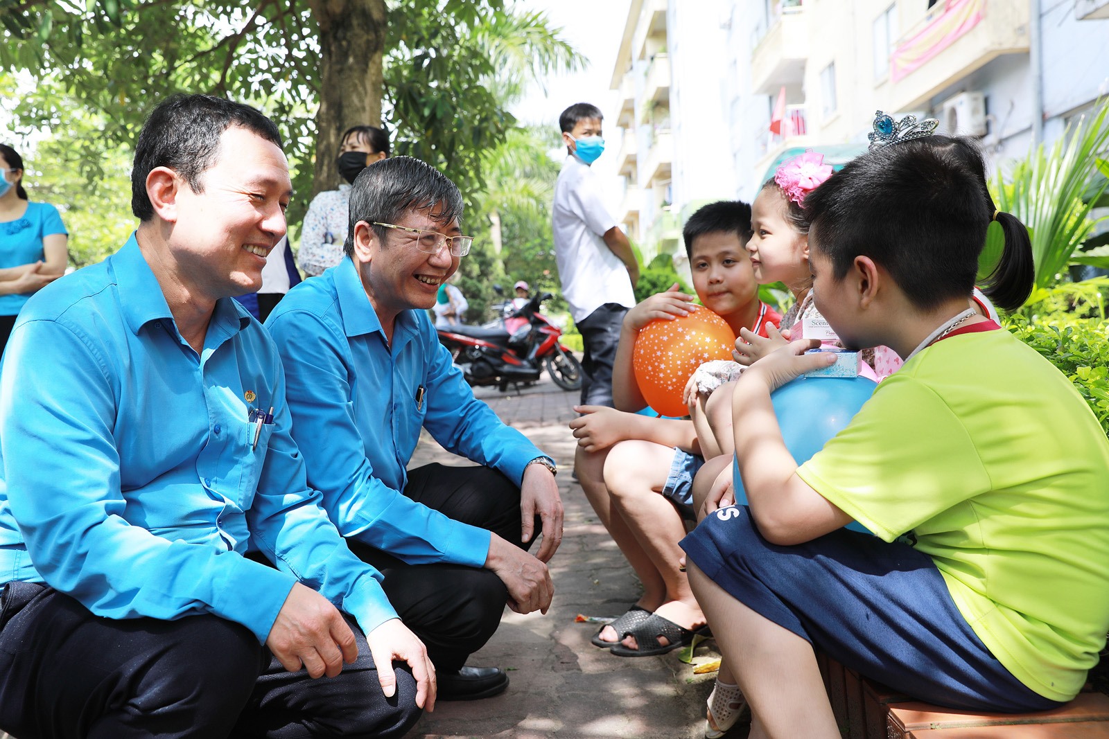Công nhân lao động kể về cuộc sống với Phó Chủ tịch Thường trực Tổng LĐLĐVN và Chủ tịch Công đoàn các khu công nghiệp và chế xuất Hà Nội.