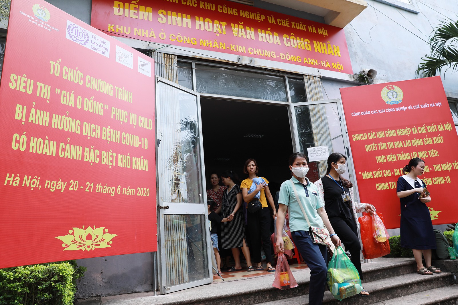 Niềm vui khi mua được những mặt hàng cần thiết cho cuộc sống bằng tiền hỗ trợ.
