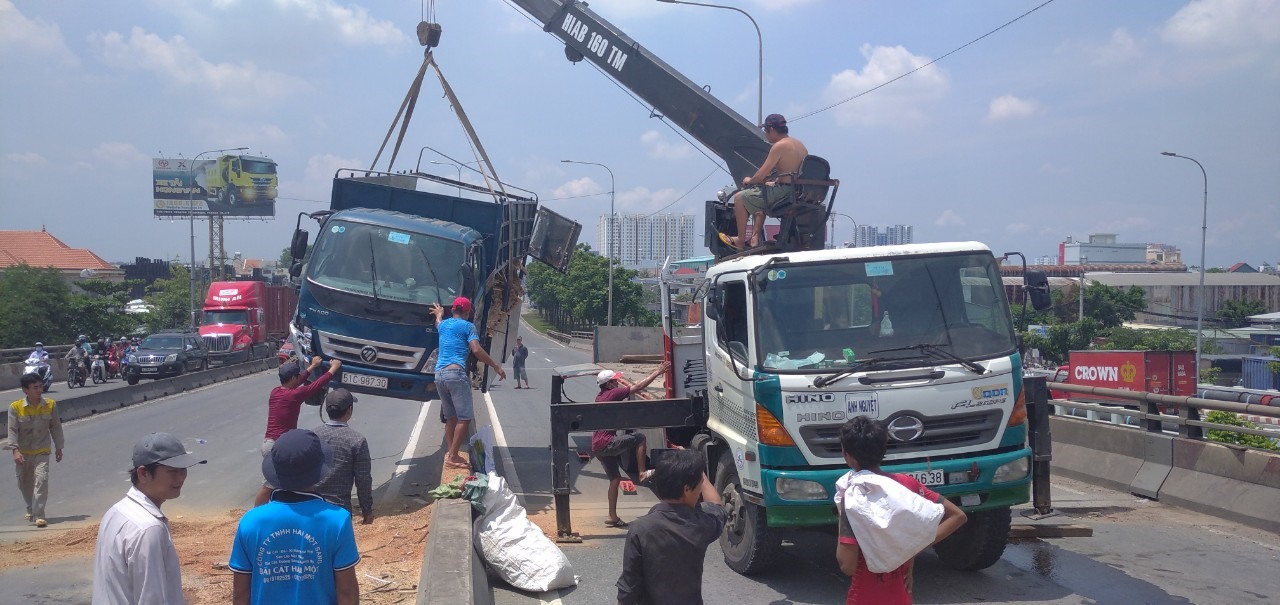 Chiếc xe tải sau đó được phương tiện cứu hộ đến chuyển khỏi hiện trường. Ảnh: Chân Phúc
