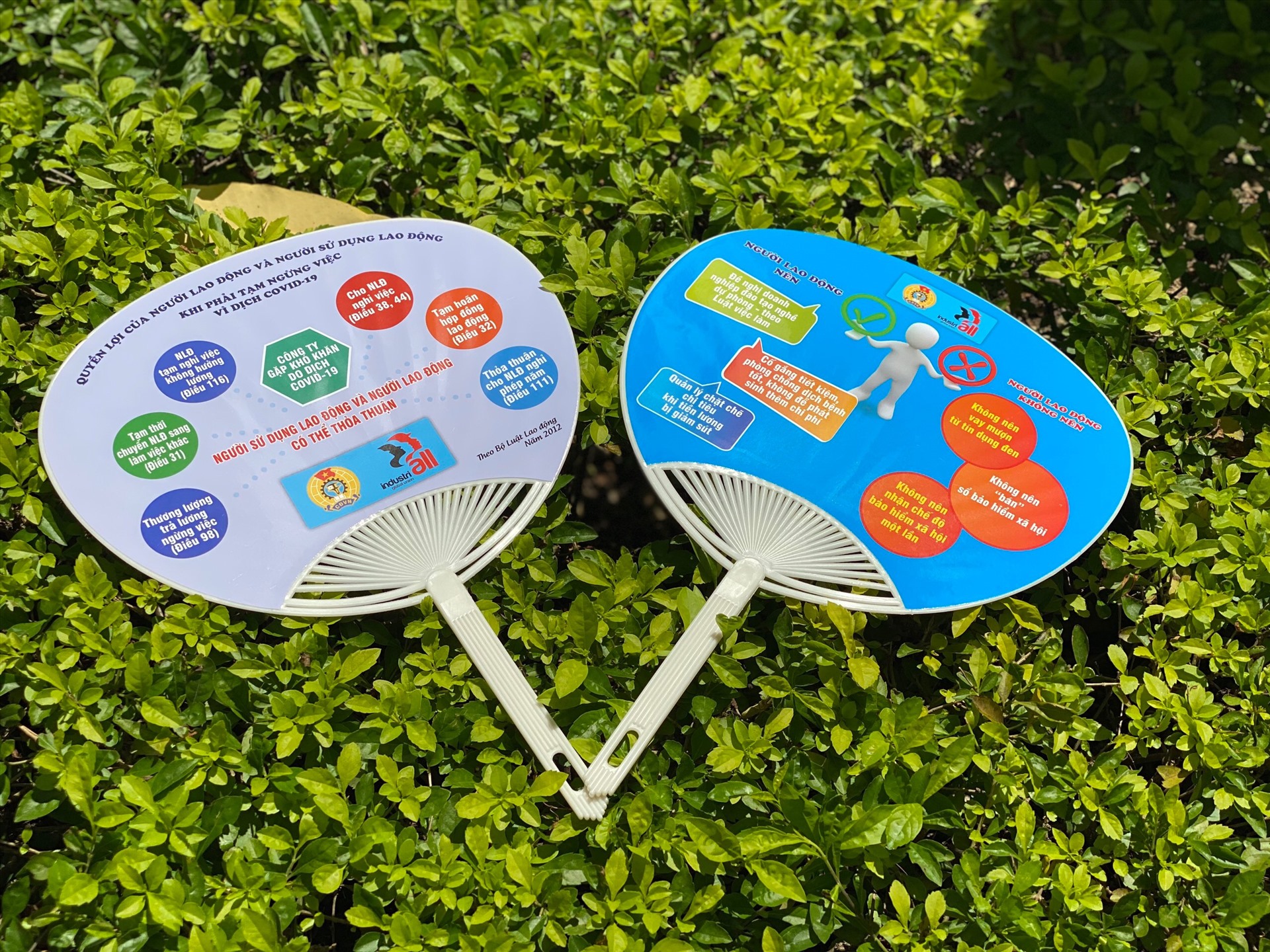 500 chiếc quạt in thông điệp tuyên truyền về quyền lợi cũng như những lời khuyên cho người lao động trong thời gian ảnh hưởng dịch COVID-19.