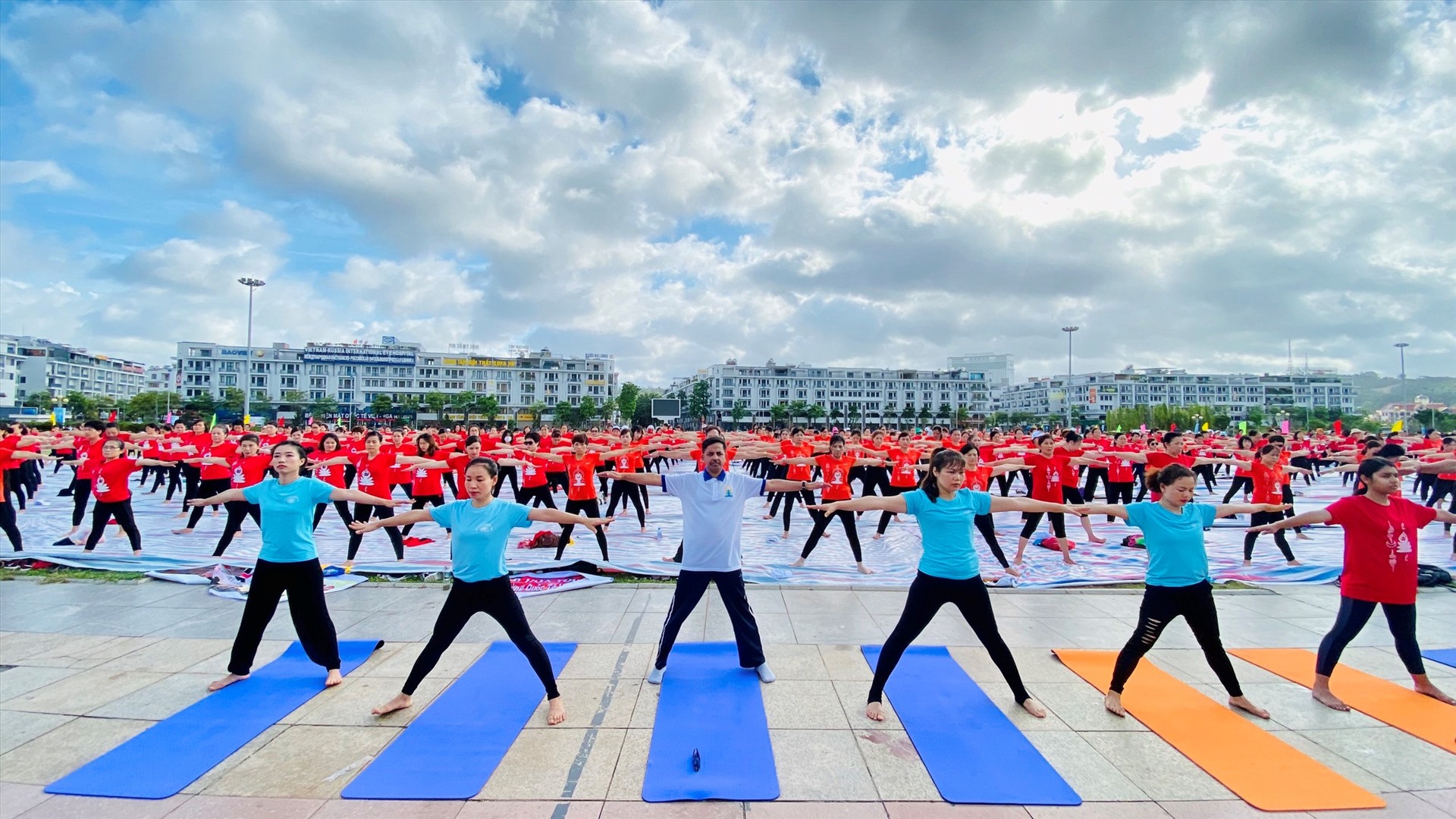 HLV Yoga các nước cùng các vận động viên biểu diễn trong thời tiết khá nắng nóng. Ảnh: Nguyễn Hùng