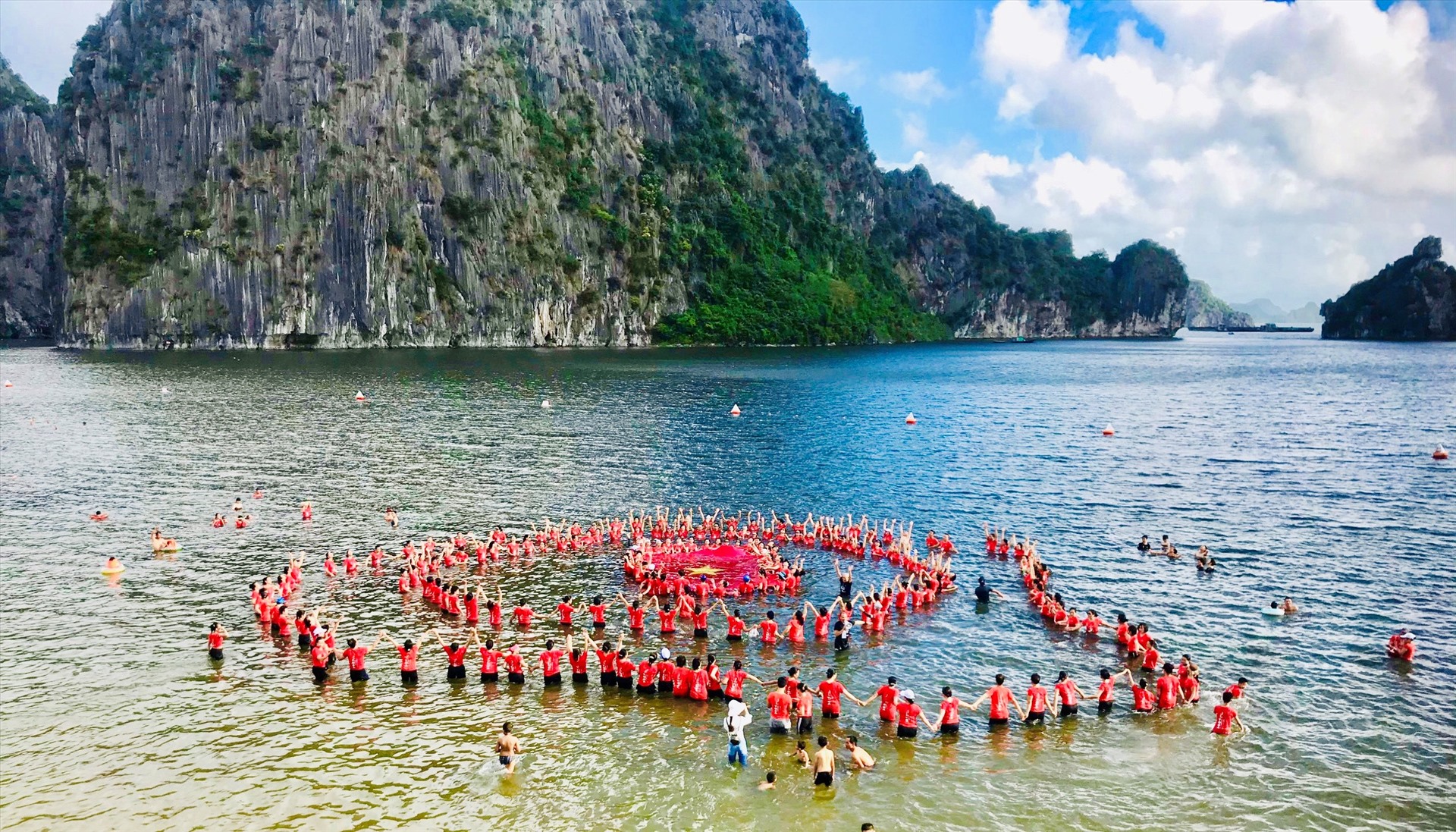 Tiết mục “Nhiều người nhất cùng tập Yoga Thiền Nổi trên mặt biển” đạt kỷ lục Việt Nam. Ảnh: Nguyễn Hùng