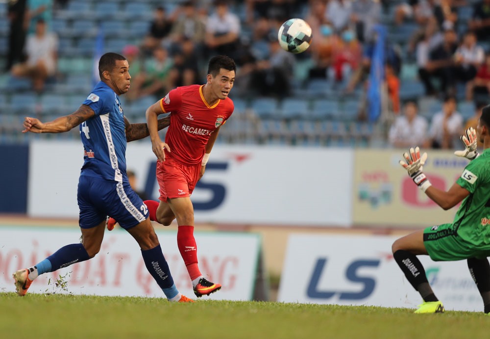 Tiến Linh đã ghi bàn trong 2 vòng đấu liên tiếp tại V.League 2020. Ảnh: VPF.