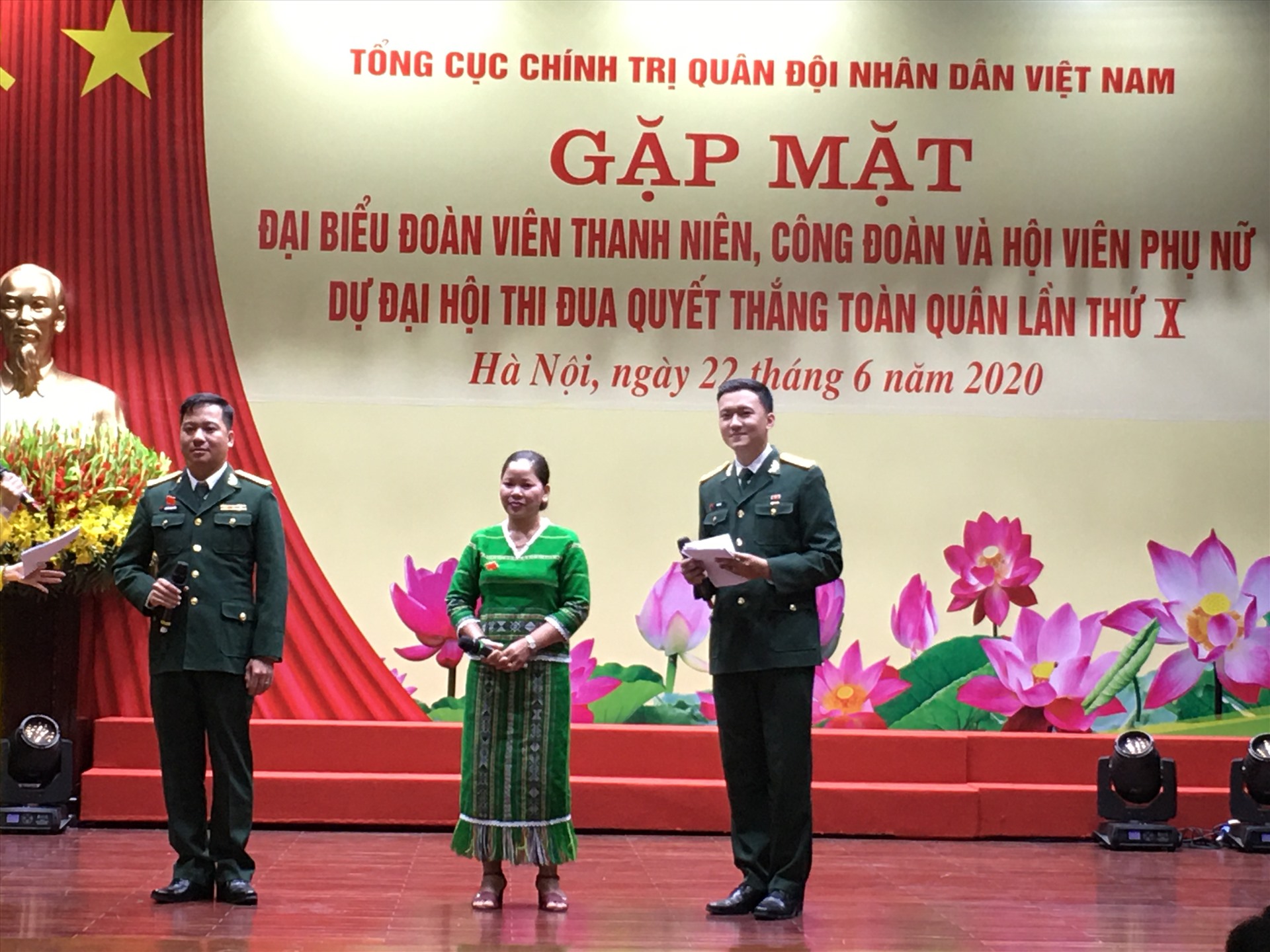 Các điển hình tiên tiến giao lưu tại buổi gặp mặt. Ảnh: Thu Trà