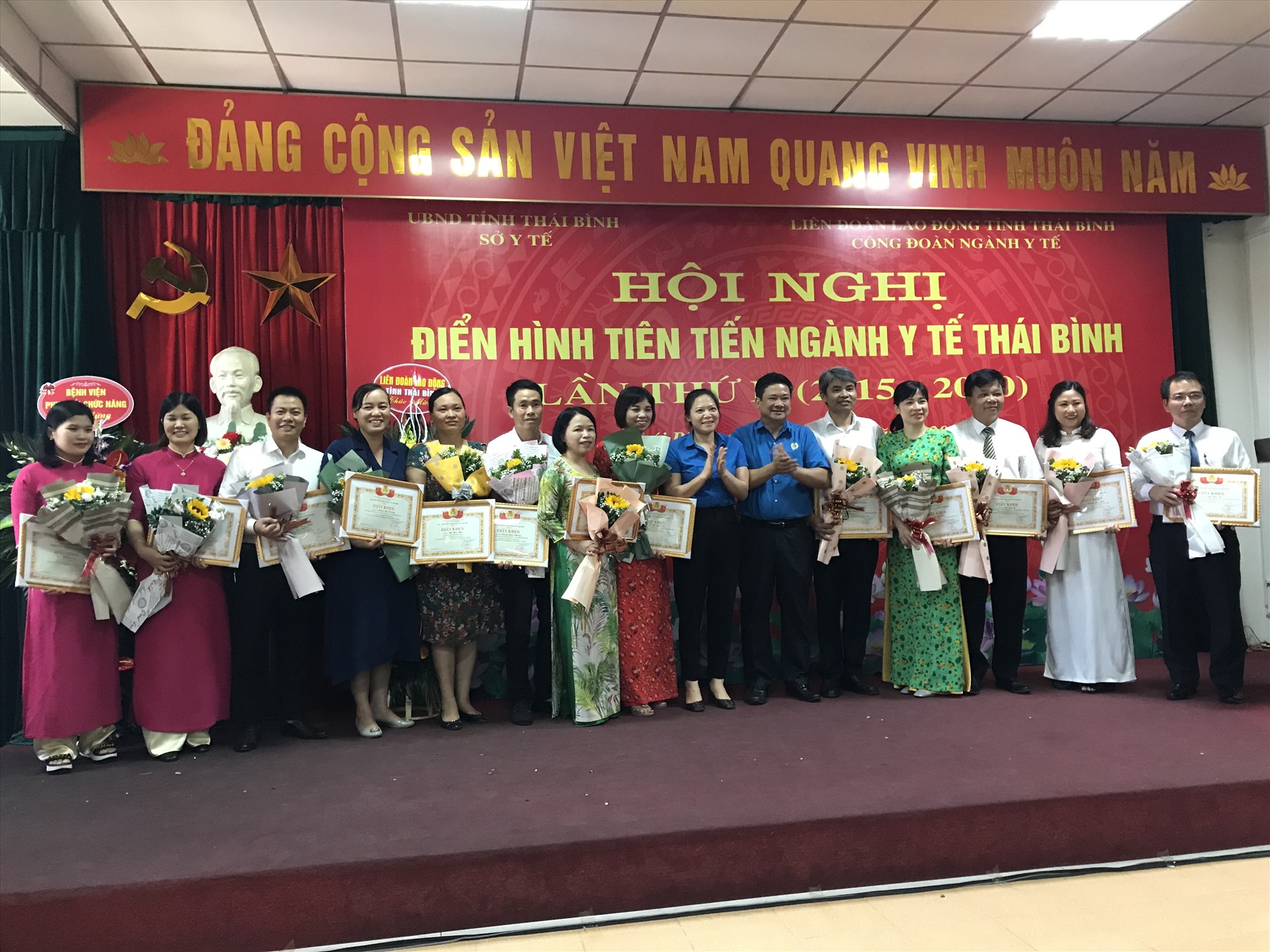 Lãnh đạo LĐLĐ tỉnh, công đoàn ngành Y tế trao giấy khen cho các cá nhân. Ảnh: B.Mạnh