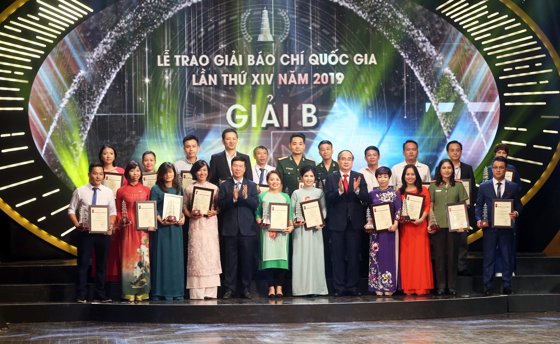Uỷ viên Bộ Chính trị, Bí thư Trung ương Đảng, Trưởng Ban Tuyên giáo Trung ương Võ Văn Thưởng và Uỷ viên Bộ Chính trị, Bí thư Thành uỷ Thành phố Hồ Chí Minh trao giải B cho các tác giả đạt giải. Ảnh PV