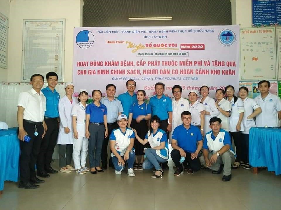 Đoàn công tác phối hợp khám bệnh, phát thuốc và tặng quà cho gia đình chính sách, người dân nghèo có hoàn cảnh khó khăn xã Suối Đá. - Ảnh Quốc Tiến