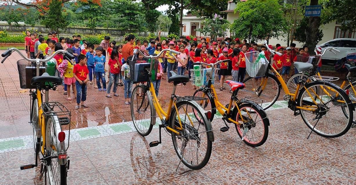 Anh Thắng tặng xe cho các bạn học sinh nghèo. Ảnh: NVCC