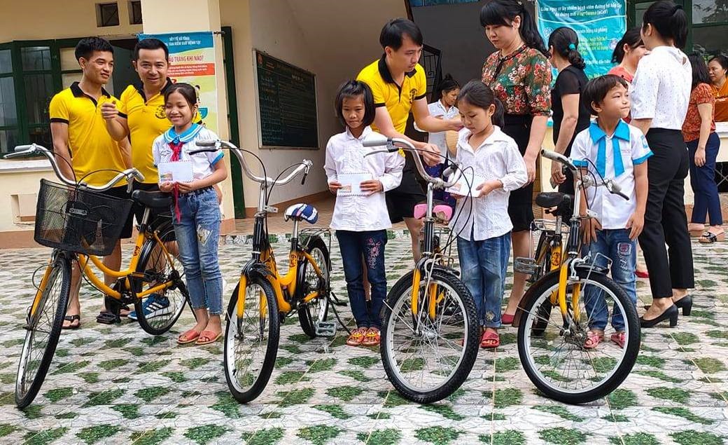 Anh Thắng tặng xe cho các bạn học sinh nghèo. Ảnh: NVCC