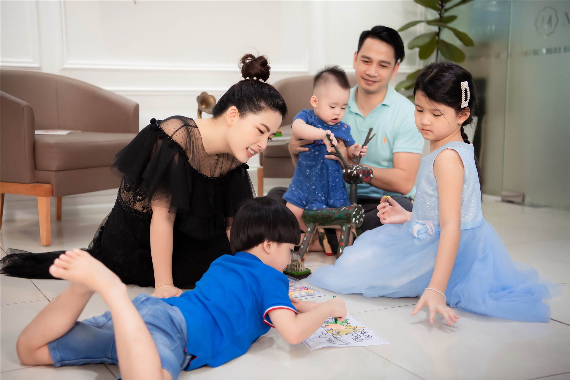 Ngọc Hiền và ông xã luôn cố gắng dành thời gian chơi đùa để hiểu các con hơn.