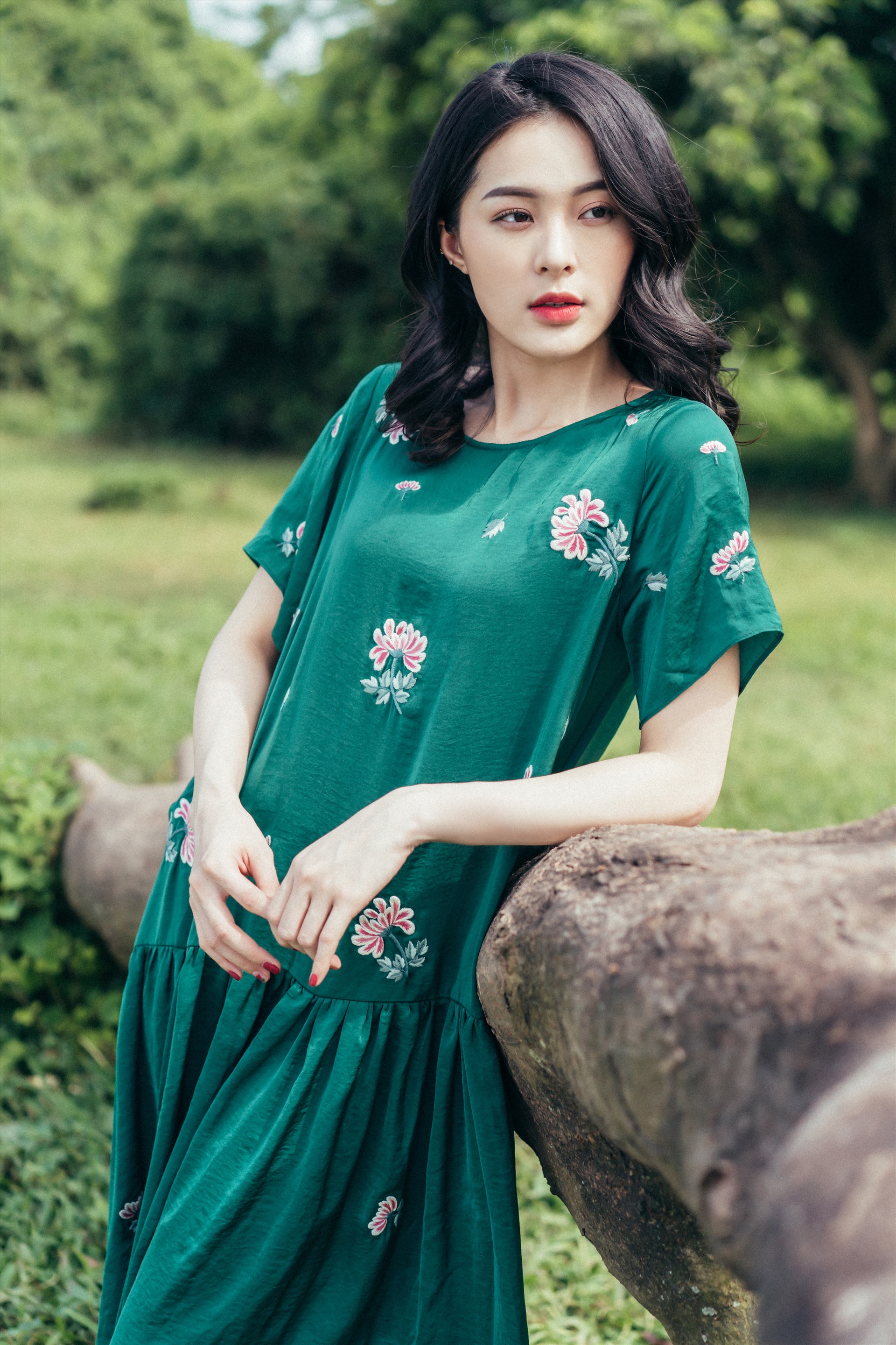 Sau một thời gian dài gần như ‘lặn mất tăm’ khỏi môi trường giải trí Việt Nam, Hạ Vi đã chính thức quay trở lại với hoạt động nghệ thuật. Với gương mặt thanh tú, vóc dáng cân đối, thần thái tươi tắn ở lần tái xuất showbiz, người đẹp gốc Hải Phòng liên tục nhận được những khen ngợi từ đông đảo người hâm mộ cũng như nhiều lời mời trở thành người mẫu ảnh cho các bộ sưu tập mới của nhiều nhà thiết kế và thương hiệu thời trang.