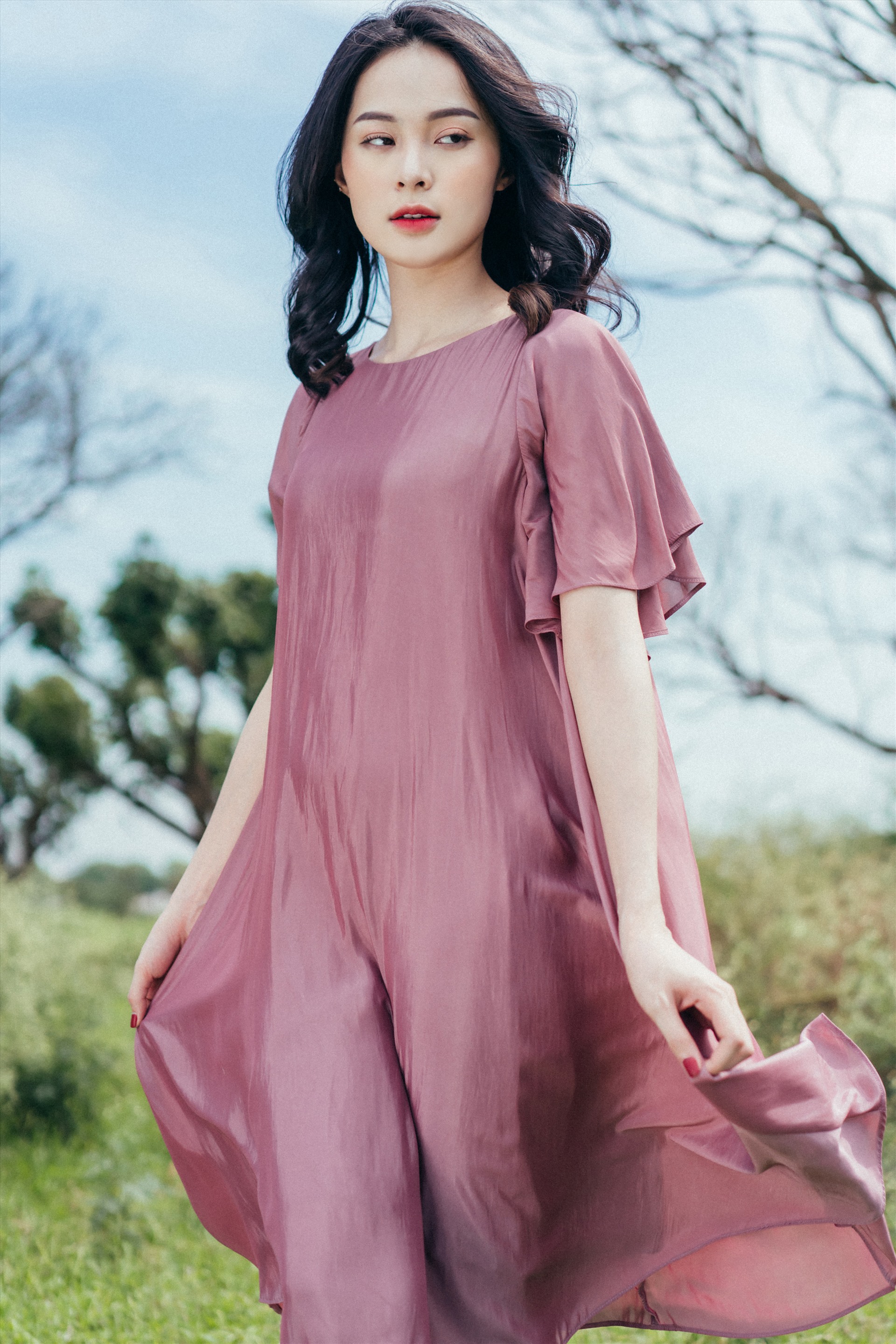 “Song song duy trì công việc người mẫu ảnh và diễn viên, tôi và ê-kíp của mình muốn phát triển hình ảnh theo hướng một nghệ sĩ đa năng. Tôi nhận thức được khán giả bây giờ đã khác trước. Họ có rất nhiều nghệ sĩ để quan tâm yêu thích, cũng như các game show và chương trình để lựa chọn theo dõi mỗi ngày. Chính vì thế, tôi phải luôn làm mới mình và không ngừng học hỏi, trau dồi để làm tốt hơn các vai trò mình sẽ theo đuổi khi quay trở lại showbiz” - Hạ Vi tâm sự thêm về kế hoạch hoạt động nghệ thuật trong thời gian sắp tới. Ảnh: Tuanti.