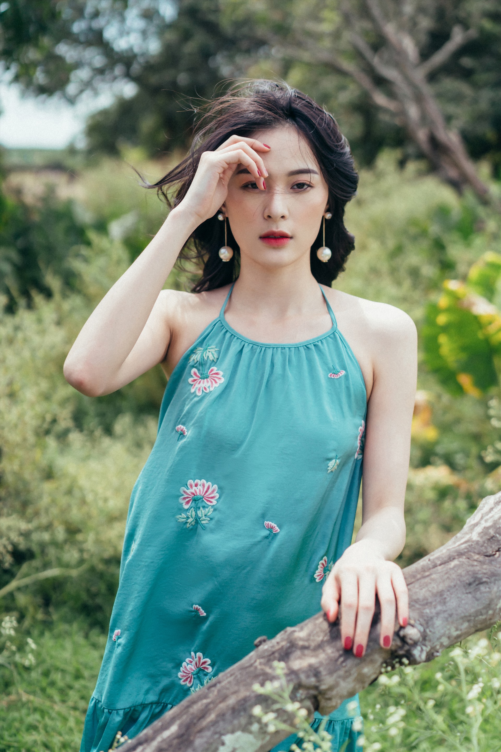 Trong bộ ảnh mới, Hạ Vi cũng không ngần ngại khoe lưng trần trắng muốt. Nữ diễn viên sinh năm 1993 vừa mang vẻ đẹp mong manh nhưng vẫn vô cùng quyến rũ. Ảnh: Tuanti.