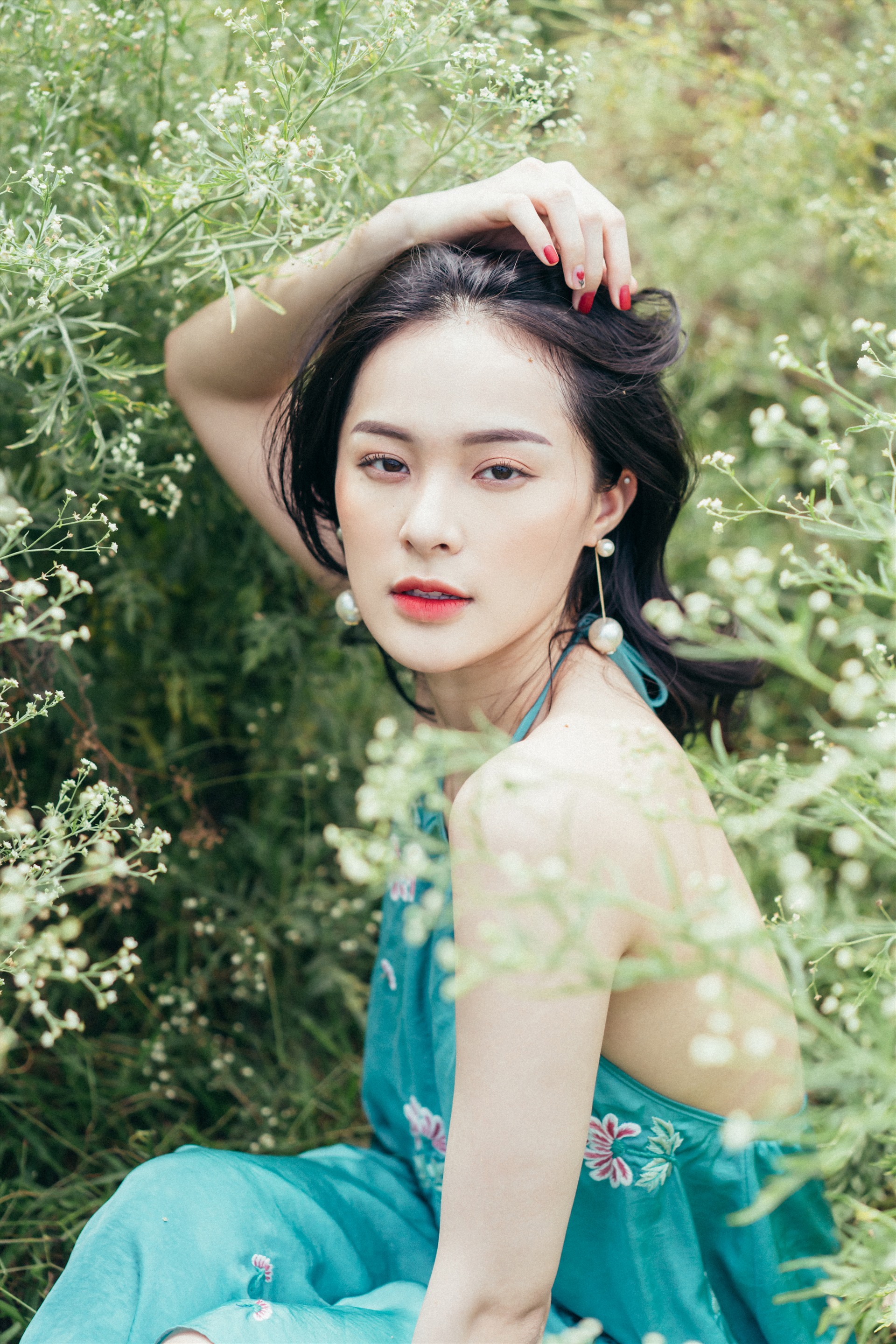 Trong bộ ảnh mới, Hạ Vi cũng không ngần ngại khoe lưng trần trắng muốt. Nữ diễn viên sinh năm 1993 vừa mang vẻ đẹp mong manh nhưng vẫn vô cùng quyến rũ. Ảnh: Tuanti.