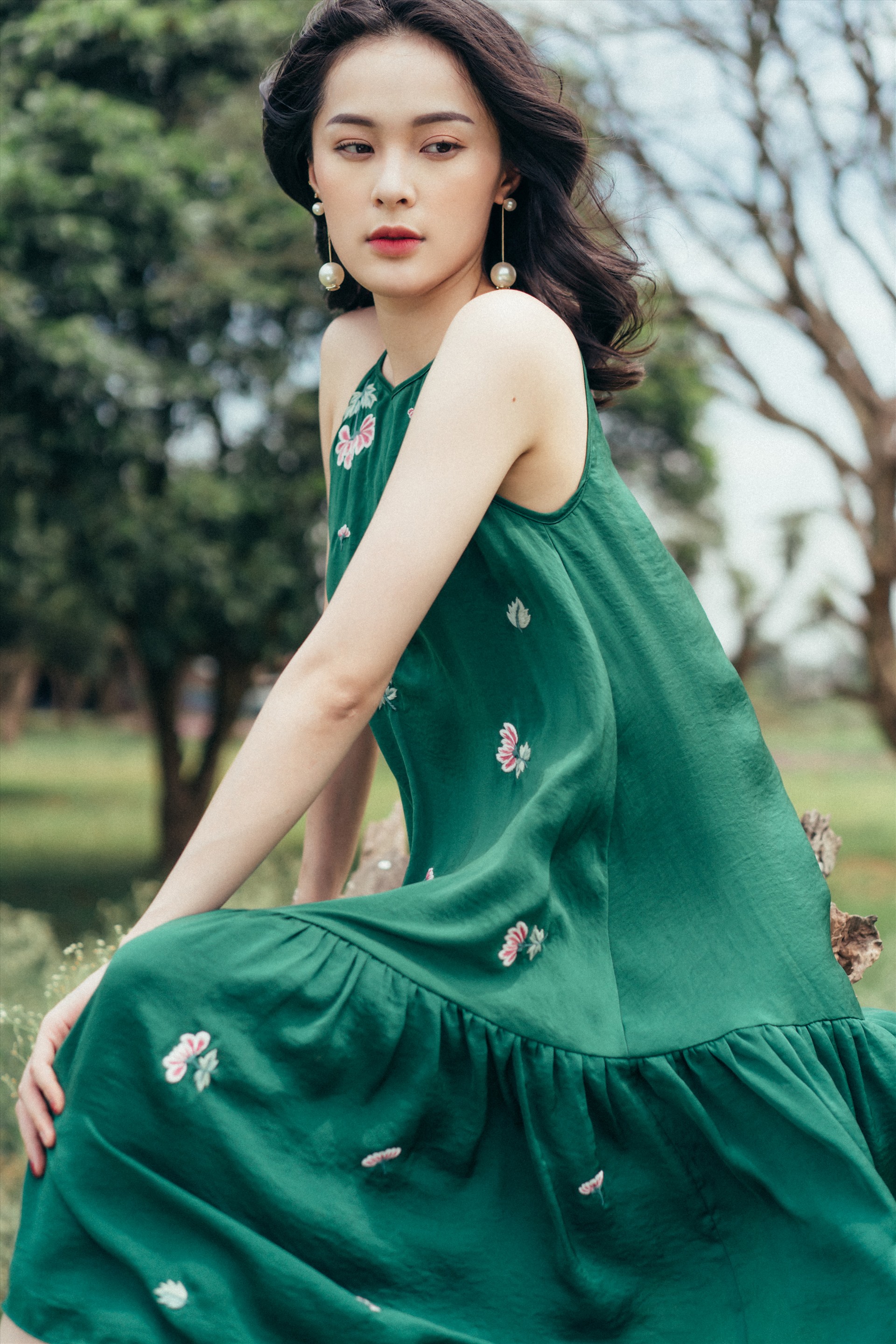 “Song song duy trì công việc người mẫu ảnh và diễn viên, tôi và ê-kíp của mình muốn phát triển hình ảnh theo hướng một nghệ sĩ đa năng. Tôi nhận thức được khán giả bây giờ đã khác trước. Họ có rất nhiều nghệ sĩ để quan tâm yêu thích, cũng như các game show và chương trình để lựa chọn theo dõi mỗi ngày. Chính vì thế, tôi phải luôn làm mới mình và không ngừng học hỏi, trau dồi để làm tốt hơn các vai trò mình sẽ theo đuổi khi quay trở lại showbiz” - Hạ Vi tâm sự thêm về kế hoạch hoạt động nghệ thuật trong thời gian sắp tới. Ảnh: Tuanti.