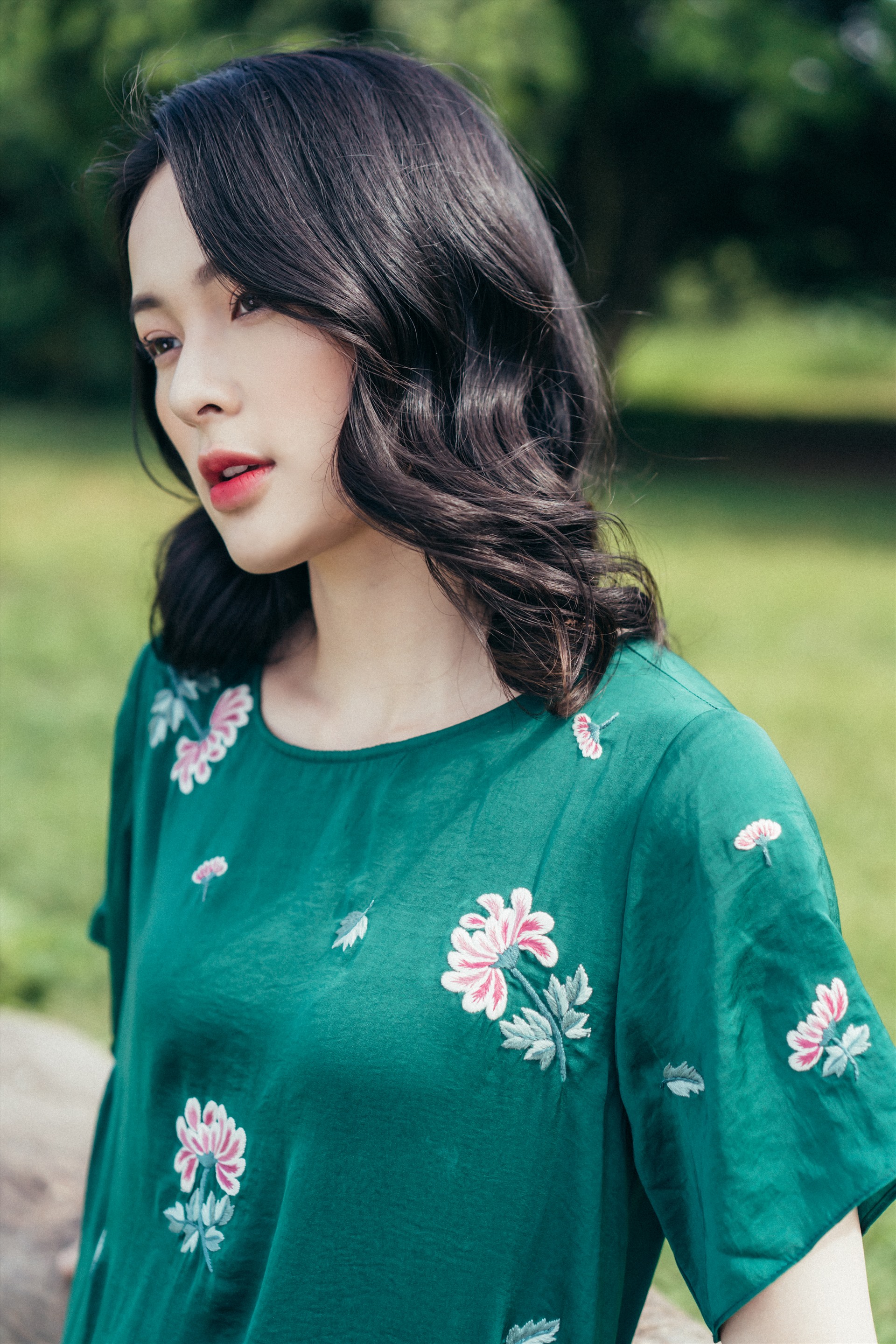 Sau một thời gian dài gần như ‘lặn mất tăm’ khỏi môi trường giải trí Việt Nam, Hạ Vi đã chính thức quay trở lại với hoạt động nghệ thuật. Với gương mặt thanh tú, vóc dáng cân đối, thần thái tươi tắn ở lần tái xuất showbiz, người đẹp gốc Hải Phòng liên tục nhận được những khen ngợi từ đông đảo người hâm mộ cũng như nhiều lời mời trở thành người mẫu ảnh cho các bộ sưu tập mới của nhiều nhà thiết kế và thương hiệu thời trang.