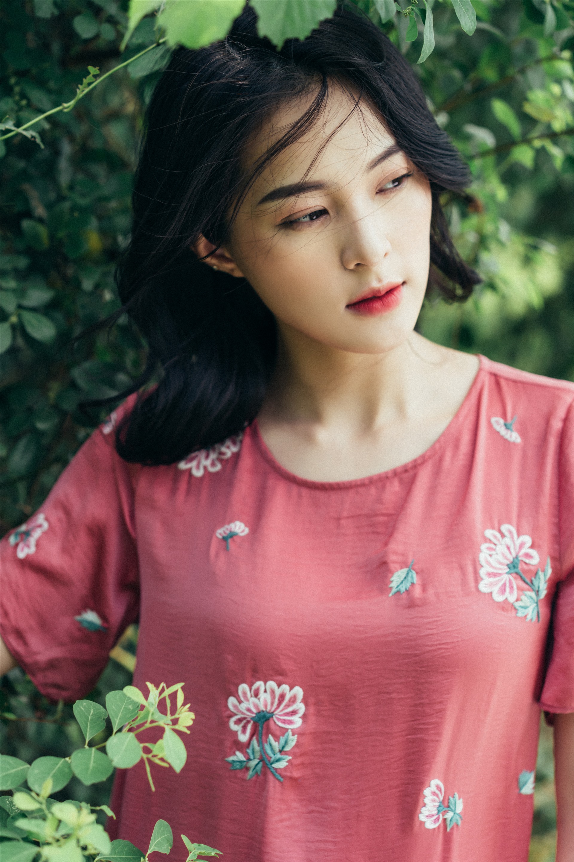 Hạ Vi chia sẻ hiện tại, cô nhận được nhiều lời mời đóng phim điện ảnh lẫn truyền hình nhưng cá nhân vẫn đang cân nhắc để chọn một kịch bản phù hợp. Người đẹp sinh năm 1993 mong muốn có một vai diễn thú vị để bản thân không nhàm chán trong mắt khán giả và được người hâm mộ nhìn nhận khả năng của mình. Ảnh: Tuanti.