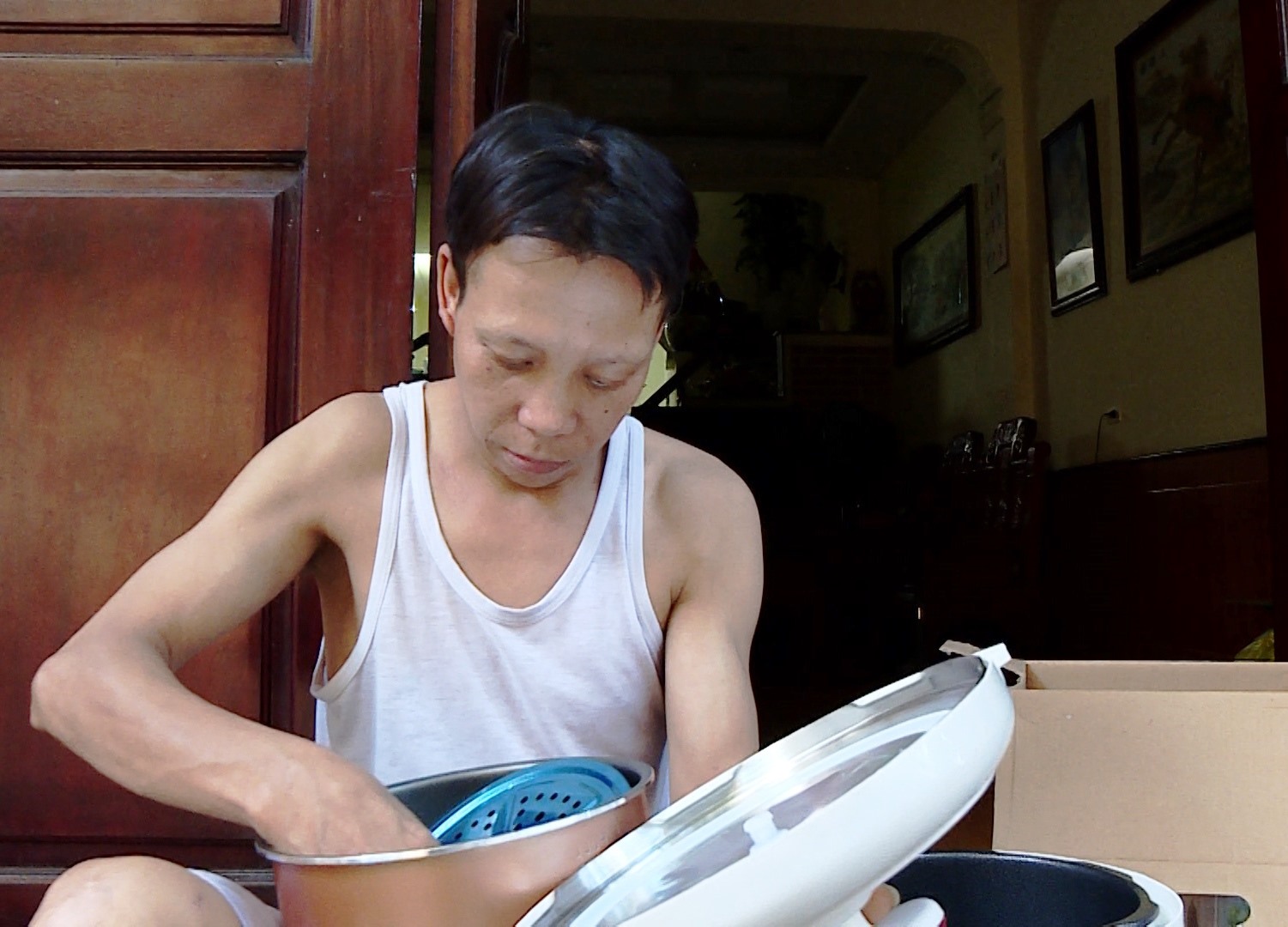 Nhiều người phải bỏ ra số tiền từ 2,5 - 3,5 triệu đồng để dùng các món đồ gia dụng kém chất lượng. Ảnh: NT