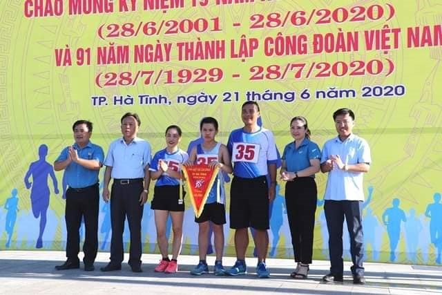 Trao giải cho các gia đình. Ảnh: CĐ.