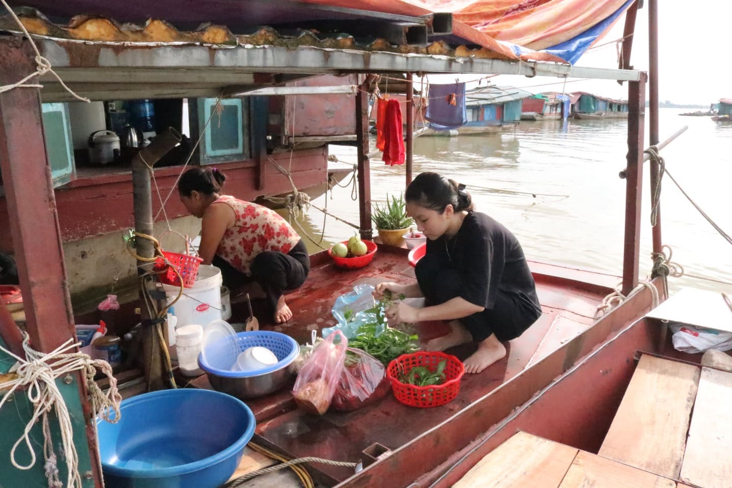 Cuộc sống sinh hoạt ở làng chài Vạn Thắng Lợi.