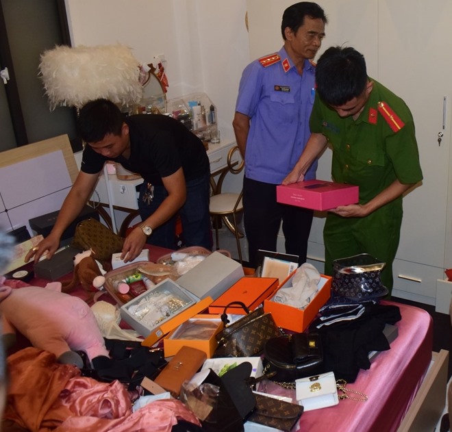 Cơ quan Công an khám xét nơi ở của các đối tượng. Ảnh: CA cung cấp.