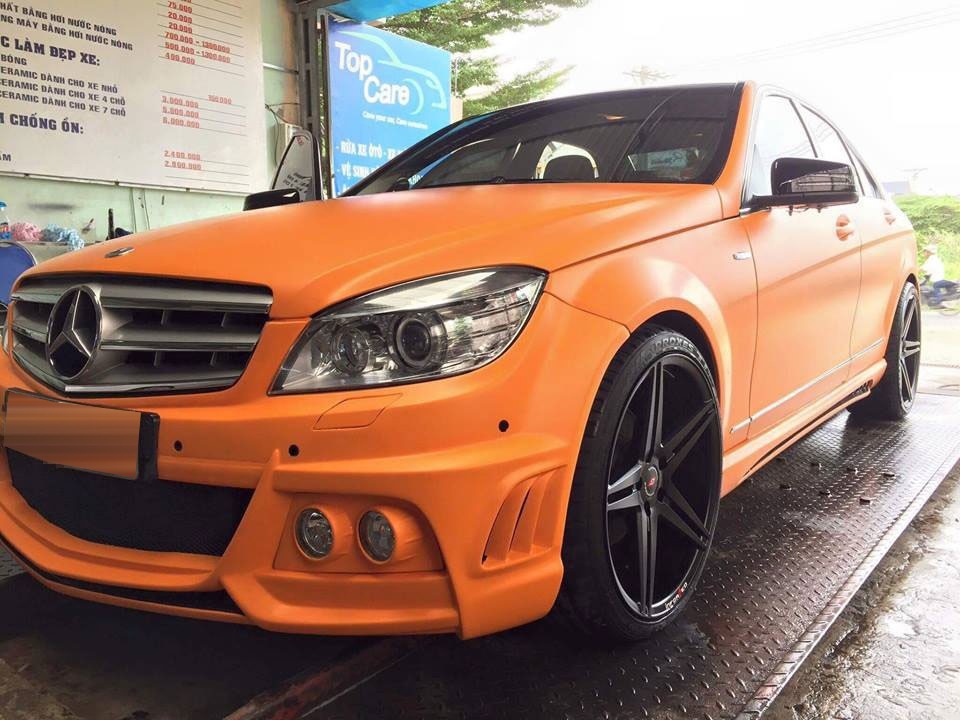 Mercedes-Benz C200 đời cũ của Tuấn Hưng được mua cách đây khá lâu. Ảnh: Chụp màn hình