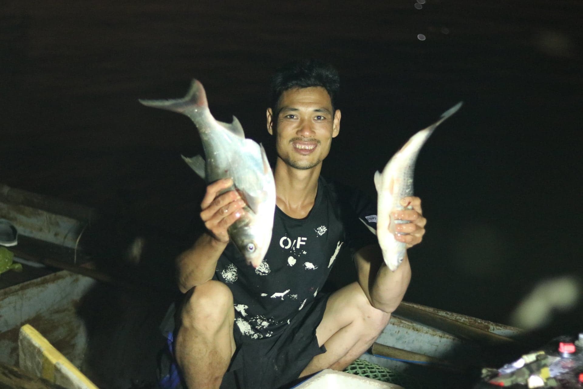 Anh Trần Văn Túc được coi là thợ “săn cá” có tiếng ở thôn Vạn Thắng Lợi.