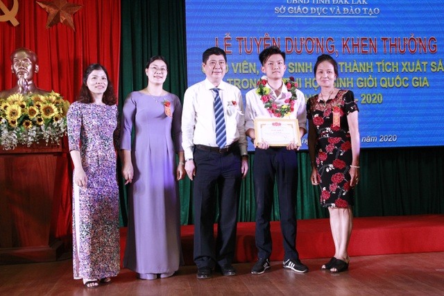 Ngành giáo dục Đắk Lắk tuyên dương thành tích của em Quốc Anh. Ảnh: Lin xong