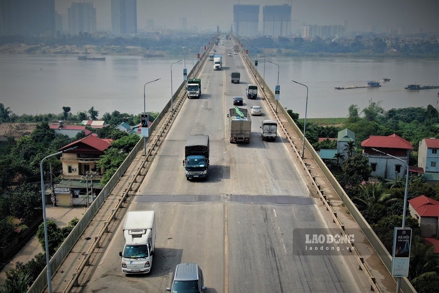 Cầu Thăng Long xuống cấp nghiêm trọng và phải tạm “đóng cửa” để sửa chữa. Ảnh: TG-TQ