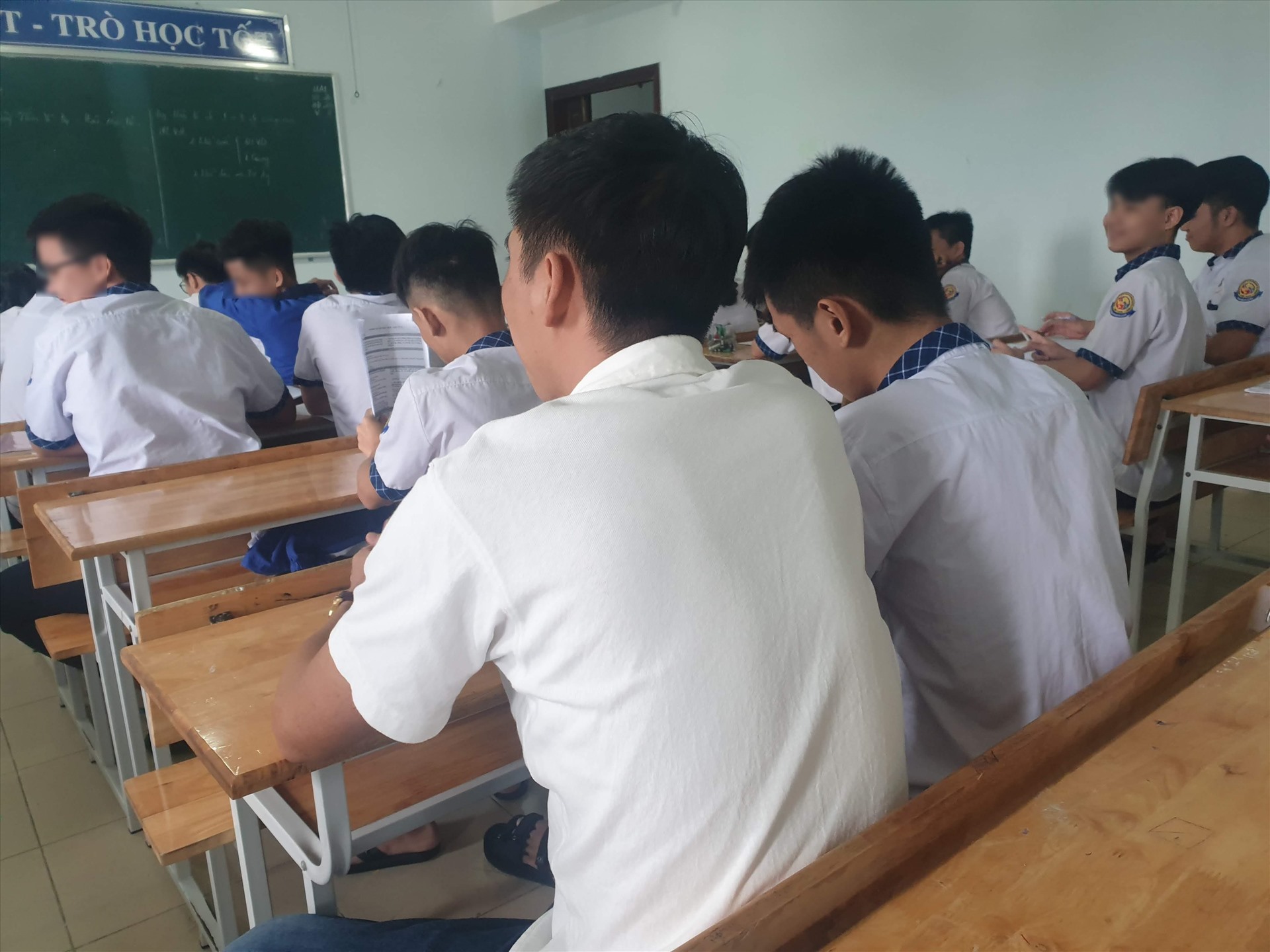 Các em học sinh trong lúc học văn hoá. Ảnh: Trần Tuấn