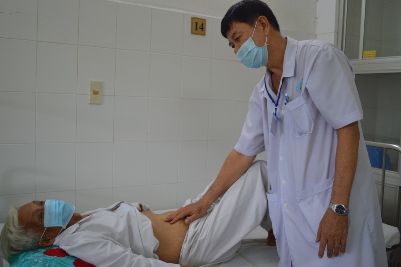 Bác sĩ thăm khám cho bệnh nhân. Ảnh: BV cung cấp