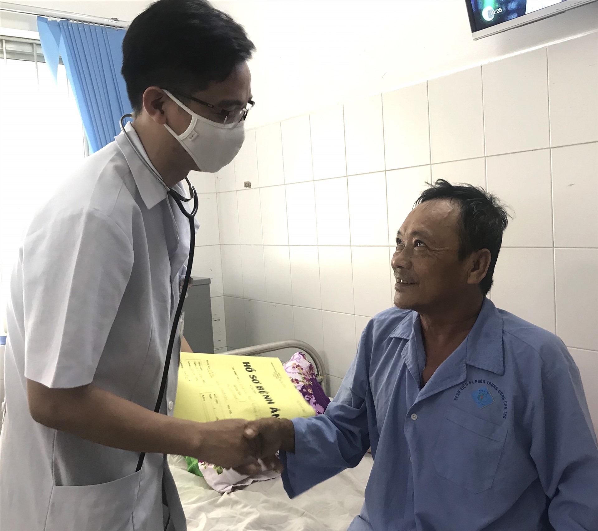 Bác sĩ thăm khám cho bệnh nhân sau điều trị nội soi. Ảnh: BV cung cấp