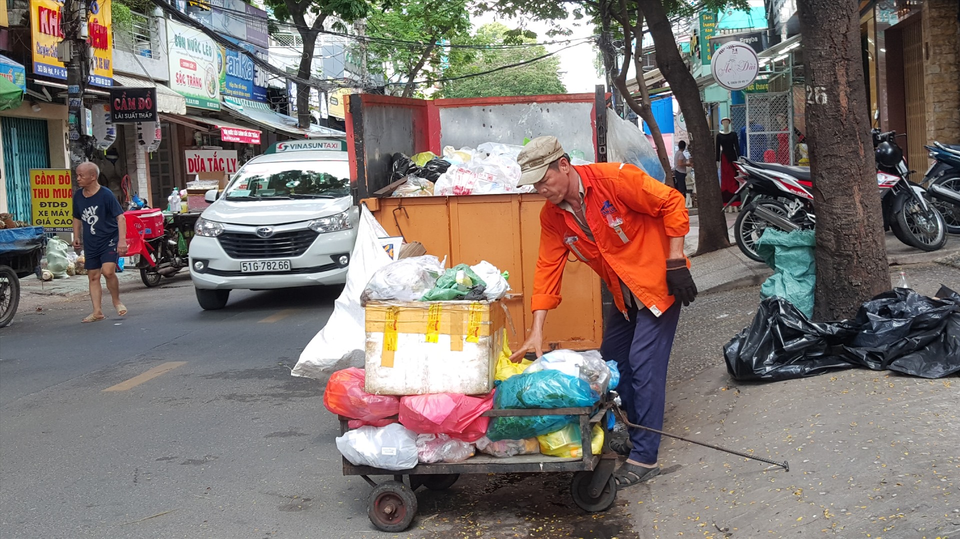 Sở TN&MT TPHCM đề nghị UBND quận, huyện tổ chức, sắp xếp hoạt động của chủ thu gom rác dân lập theo 3 hình thức: Vận động thành lập Hợp tác xã vệ sinh môi trường; Vận động chuyển đổi phát triển lên Công ty/doanh nghiệp vệ sinh môi trường; Người thu gom rác dân lập gia nhập vào tổ chức hoạt động của Công ty TNHH MTV Dịch vụ Công ích quận, huyện. Ảnh: Hữu Huy