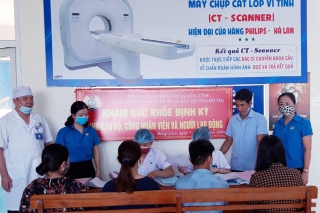 Khám sức khỏe cho người lao động. Ảnh: CĐ.
