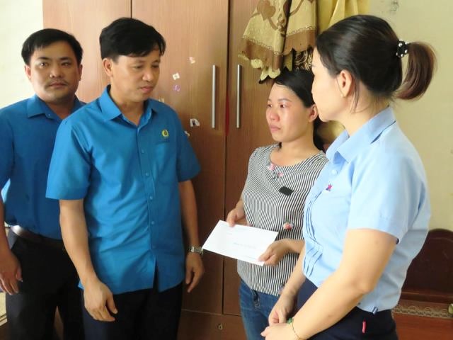 Thăm hỏi gia đình có công nhân bị tai nạn. Ảnh: CĐ.