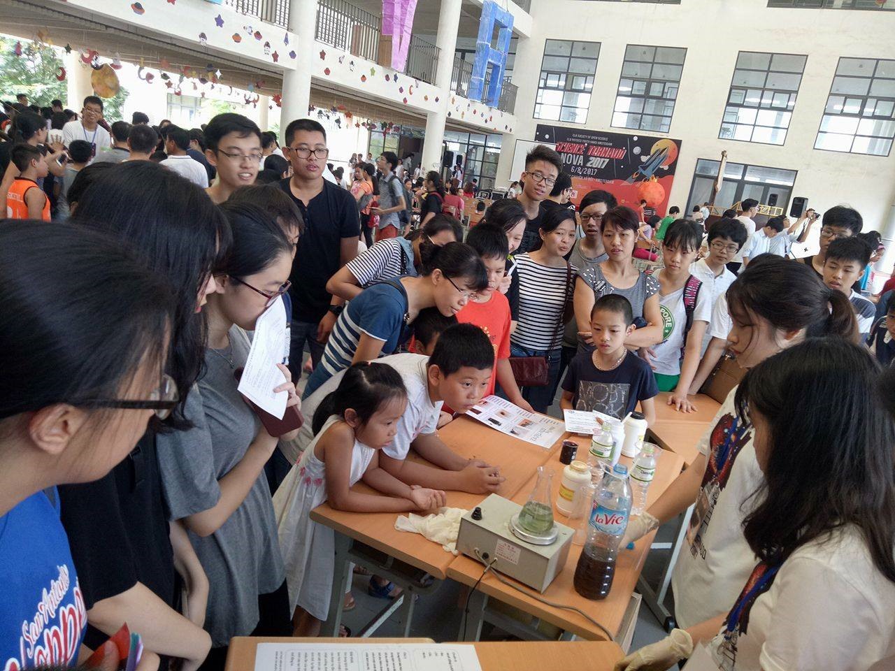 Các em nhỏ và phụ huynh hồi hộp học sinh trường Amsterdam làm thí nghiệm khoa học. Ảnh: Bích Hà.