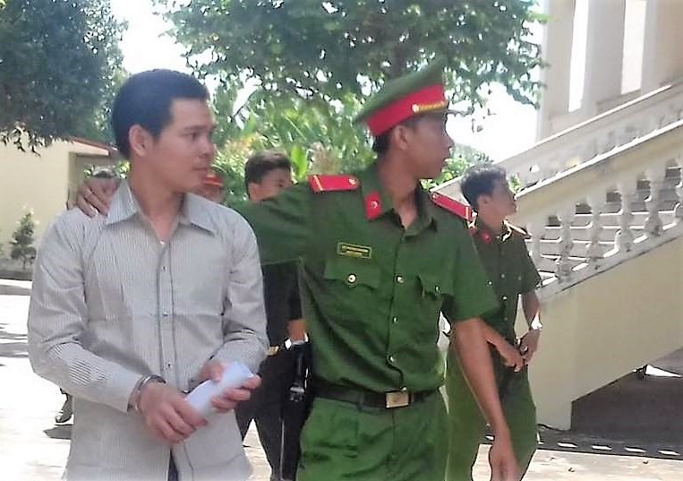 Bị cáo Lê Văn Trực được công an đưa đến phiên tòa. Ảnh: Thanh Huyền