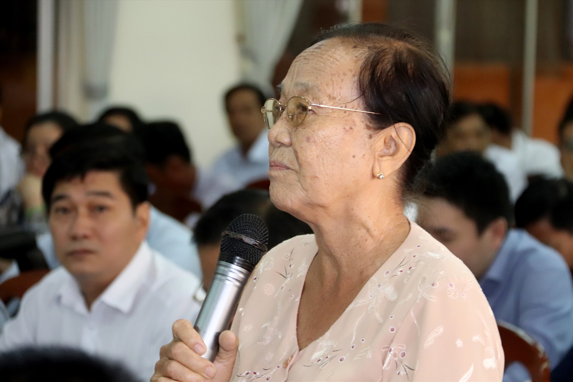 Cử tri ý kiến tại buổi tiếp xúc. Ảnh: T.L