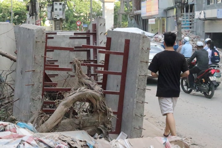 Người dân phải đi xuống lòng đường rất nguy hiểm.